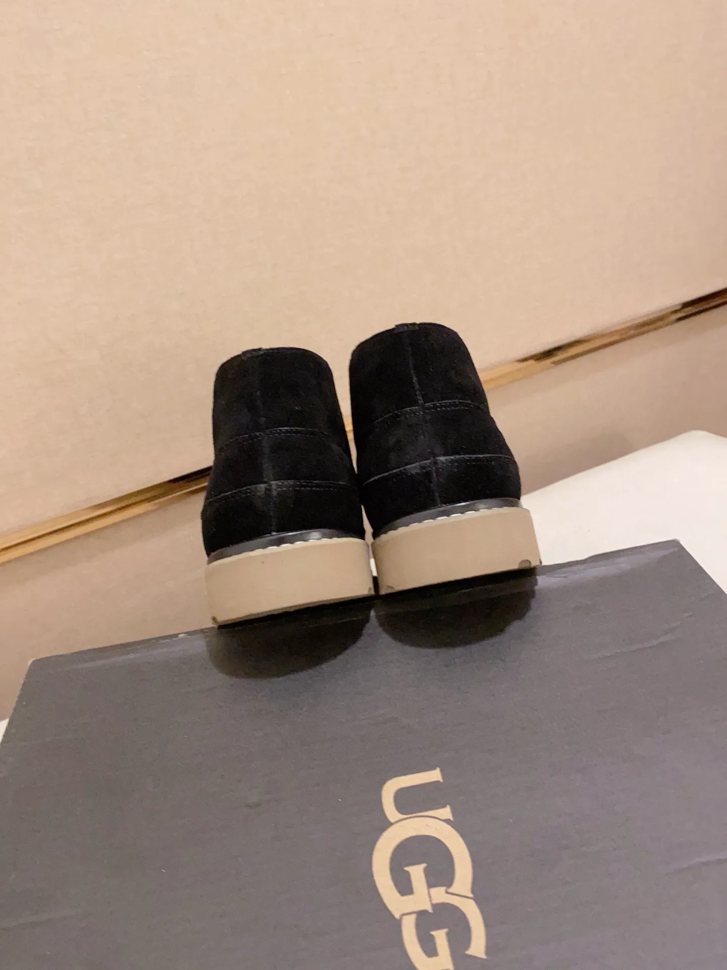 Men's shoes💰: 600💰(high-end goods) UGG❄️❄️Latest model 1:1⃣️quality, fabric: high-end quality first-layer cowhide imported from Europe. Lining: wool lining, sole: pure imported foam outsole. ❤️High-end goods, fine workmanship, trendy and fashionable. The fit is very classy. If you know the goods, you will not be able to refuse😍😍Number of codes: 38-44 (45 is custom-made and cannot be returned or exchanged)